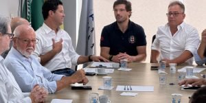 Secretário Guto Silva com o prefeito de Londrina Tiago Amaral e demais prefeitos da Amepar (Crédito/Fotos: AMEPAR/Divulgação)