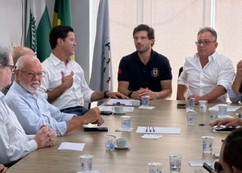 Secretário Guto Silva com o prefeito de Londrina Tiago Amaral e demais prefeitos da Amepar (Crédito/Fotos: AMEPAR/Divulgação)