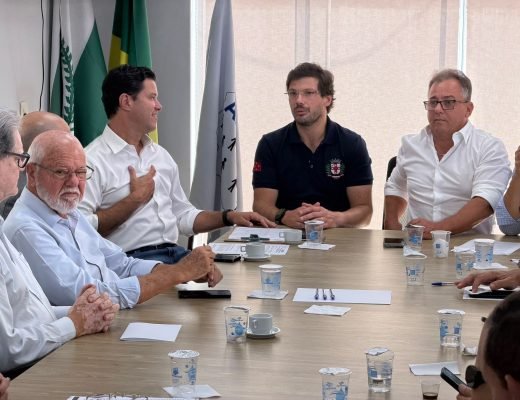 Secretário Guto Silva com o prefeito de Londrina Tiago Amaral e demais prefeitos da Amepar (Crédito/Fotos: AMEPAR/Divulgação)