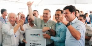 Guto Silva acompanhado do vice-governador Darci Pìana, do secretário Beto Preto e do prefeito Adriano Ramos (Foto: Crédito/Fotos: Secid-Pr/AEN)