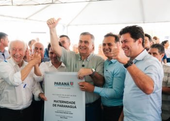 Guto Silva acompanhado do vice-governador Darci Pìana, do secretário Beto Preto e do prefeito Adriano Ramos (Foto: Crédito/Fotos: Secid-Pr/AEN)