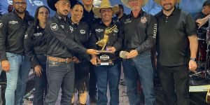 Geraldo Mendes acompanha a entrega da premiação do rodeio (Ascom/GM)