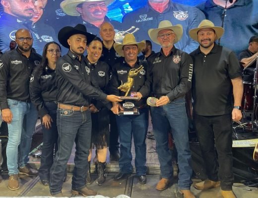 Geraldo Mendes acompanha a entrega da premiação do rodeio (Ascom/GM)