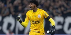 Hugo Souza converte pênalti e garante vitória do Corinthians em São Paulo. — Fot