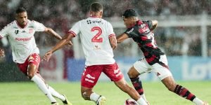 Joshua tenta se livrar da marcação forte do Bangu — Foto: Gilvan de Souza/Flamen