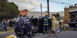 Bombeiros realizam corte no teto do carro após colisão no Boqueirão — Foto: Foto