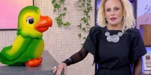 Ana Maria Braga chorando no Mais Você ao lado de Louro — Foto: 1 de 1 Imagem col
