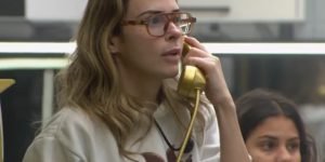 Imagem colorida de Ana Paula atendendo o Big Fone no BBB 26 — Foto: 1 de 1 Image