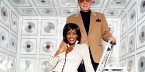 ao-longo-de-decadas-clive-davis-deixou-sua-marca-na-musica-ao-impulsionar-carreiras-de-artistas-consagrados-como-whitney-houston