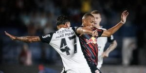 Jhon Jhon tenta se desvencilhar da marcação — Foto: Divulgação RB BragantinoJhon