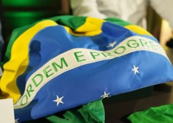 bandeira-brasil-eleicao-imprensa-internacional