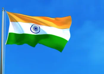 bandeira-da-india-sobre-a-renderizacao-3d-de-fundo-de-ceu-azul_35913-993