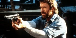 Chuck Norris aponta uma arma em uma cena do filme 'Herói e o Terror', de 1988 —