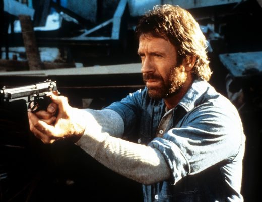 Chuck Norris aponta uma arma em uma cena do filme 'Herói e o Terror', de 1988 —