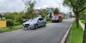 Ciclista é socorrido após atropelamento em Curitiba, com sangramento na cabeça.