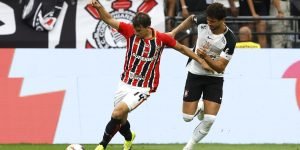 Rubens Chiri/São Paulo FCTapia tenta sair da marcação de Gustavo Henrique — Foto
