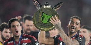 Danilo celebra com taça do Flamengo — Foto: Thiago Ribeiro / Staff Images / CBFD