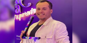 Ator de teatro José Patrik Machado aparece sorrindo e segurando uma claquete — F