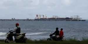 Foto: Forças militares americanas abordam o petroleiro Veronica III no Oceano Ín