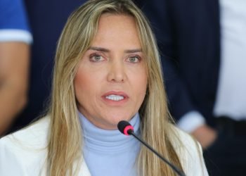 A governadora interina do Distrito Federal, Celina Leão,faz declaração à imprensa, para anunciar a criação de um grupo para restabelecimento da ordem na capital federal, após as invasões e depredações nos prédios do Congresso Nacional, Planalto