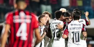 Jogadores do Flamengo comemoram após gol decisivo na vitória sobre o Vitória — F