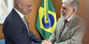Foto: Funcionários reclamam de tratamento desde que embaixador chegou