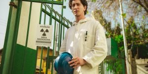 Imagem colorida de Johnny Massaro na série Emergência Radioativa da Netfl — Foto