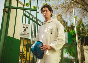 Imagem colorida de Johnny Massaro na série Emergência Radioativa da Netfl — Foto