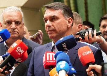 flavio-bolsonaro-chama-lula-de-biruta