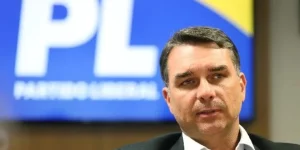 Flávio Bolsonaro discursou na Marcha a Brasília em Defesa dos Municípios — Foto: