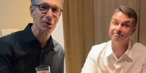 Na gravação, Zema e Flávio aparecem lado a lado, segurando copos de água — Foto:
