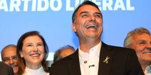 flavio-bolsonro-tesoura-corte-de-gastos