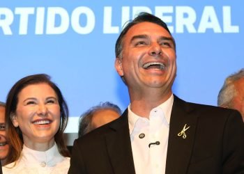 flavio-bolsonro-tesoura-corte-de-gastos