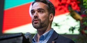 Eduardo Leite acompanha desfiles do carnaval no Rio de Janeiro.