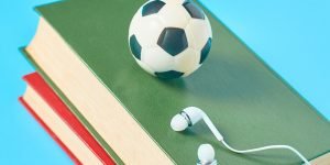 Foto: 1 de 1 Fones de ouvido brancos, livros antigos, bola de futebol de brinque