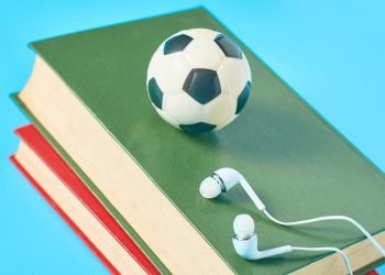 Foto: 1 de 1 Fones de ouvido brancos, livros antigos, bola de futebol de brinque