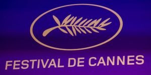 Imagem colorida de Logo do Festival de Cannes exibida durante a coletiva — Foto: