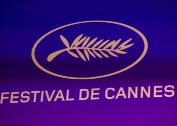 Imagem colorida de Logo do Festival de Cannes exibida durante a coletiva — Foto:
