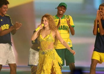 Shakira se apresentando ao vivo no Todo Mundo no Rio na praia de Copacabana — Fo
