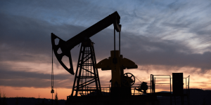 Foto: Petróleo dispara e beira US$ 100 após retomada de confrontos entre Israel