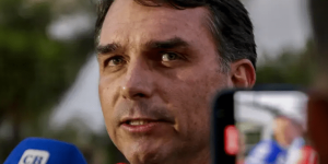 Flávio Bolsonaro durante coletiva de imprensa — Foto: Flávio Bolsonaro durante c