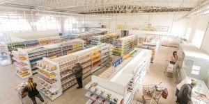 Produtos essenciais com preços acessíveis no Armazém da Família — Foto: A+