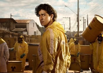 Foto: 1 de 1 Johnny Massaro e Emergência Radioativa vestido com EPI amarelo - Me