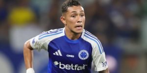 kaua-moraes-cruzeiro-lateral-vaiado-torcida-athletico