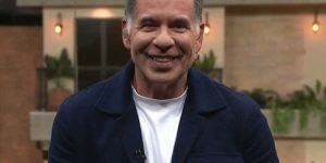 Imagem colorida de Leandro Hassum apresentando o reality Casa do Patrão — Foto: