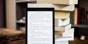 Foto: 1 de 1 livros e kindle - Foto: Perfecto Capucine/ Pexels