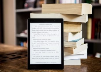 Foto: 1 de 1 livros e kindle - Foto: Perfecto Capucine/ Pexels