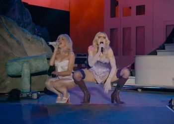 Foto: 1 de 1 Madonna e Sabrina Carpenter no segundo fim de semana do Coachella 2