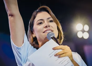 Michelle Bolsonaro contesta reportagem da Folha sobre suposto racha com Flávio B