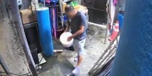 Fumaça branca liberada por manipulação de produtos químicos em balde antes de au